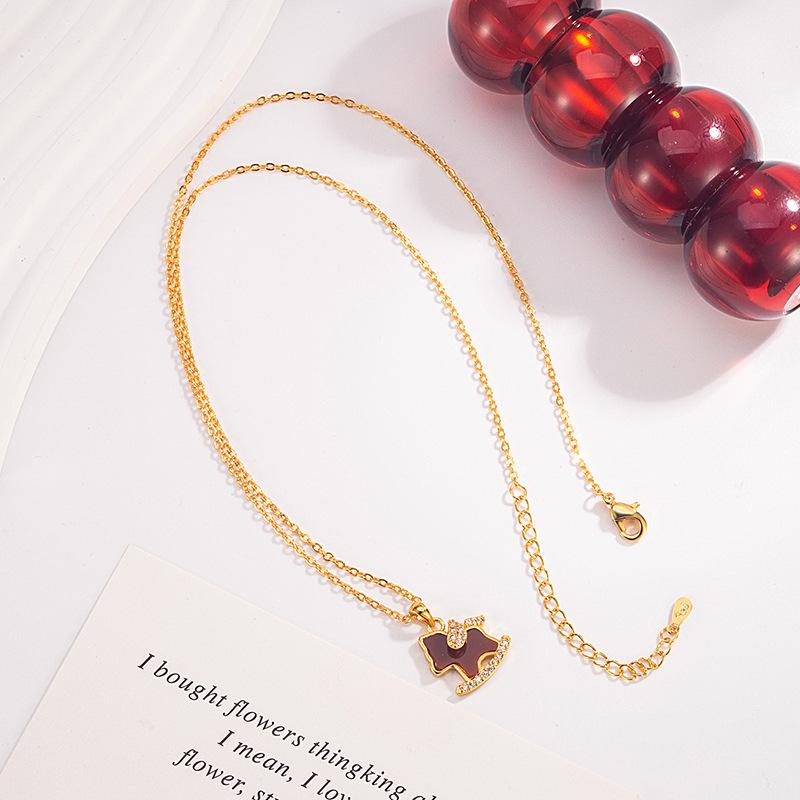Elegant Red Diamond Glitter Wooden Horse Necklace - Luxurious, Exquisite Clavicle Chain for Women's High-End Style