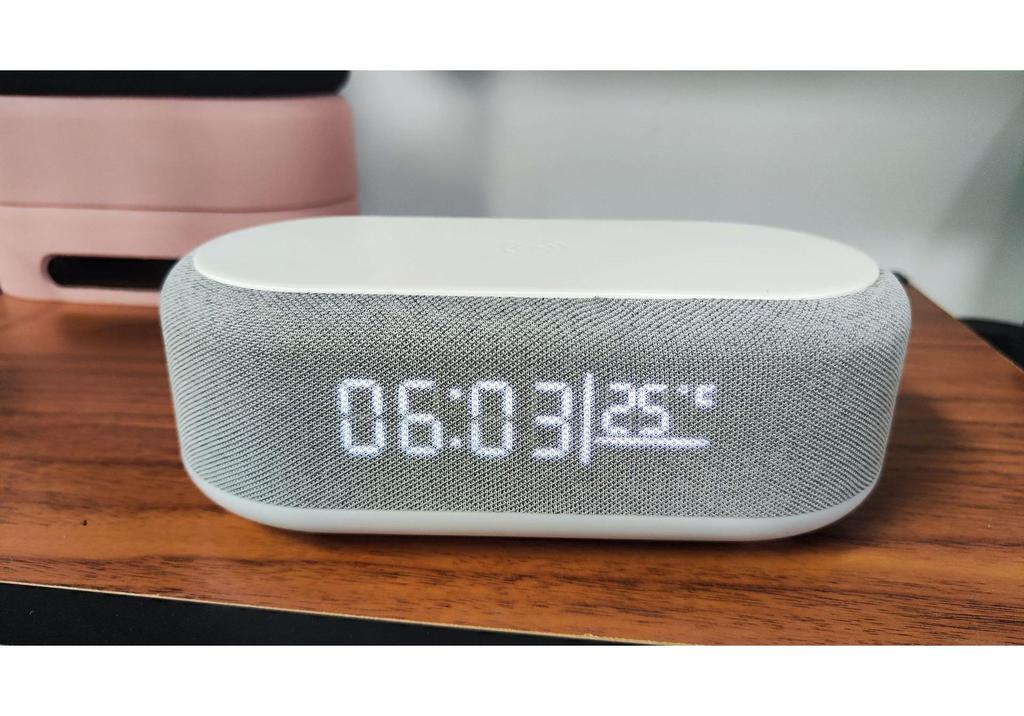 Multifunktionaler Bluetooth-Lautsprecher mit Wecker, kabellosem Ladegerät & Nachtlicht