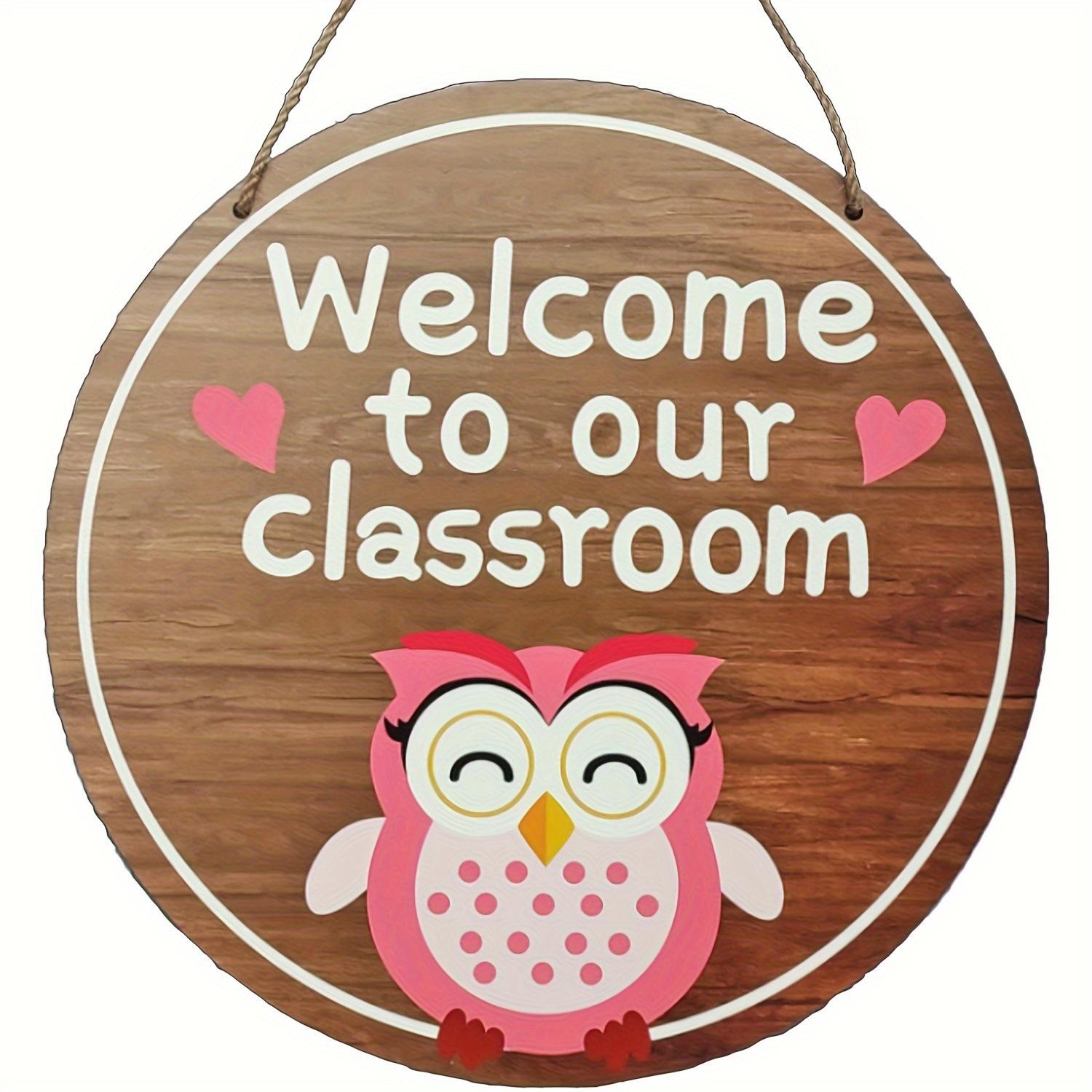 

2d Плоский 20*20см, Украшение к сезону возвращения домой, Добро пожаловать в наш класс с круглой деревянной табличкой с розовой совой, для дома, класса 20*20cm