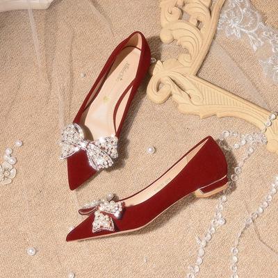 Rote Hochzeitsschuhe Damen flacher Boden 2025 vier Jahreszeiten neu chinesische Showkleidung Brautschuhe flacher Absatz schwangere Frauen sind nicht müde