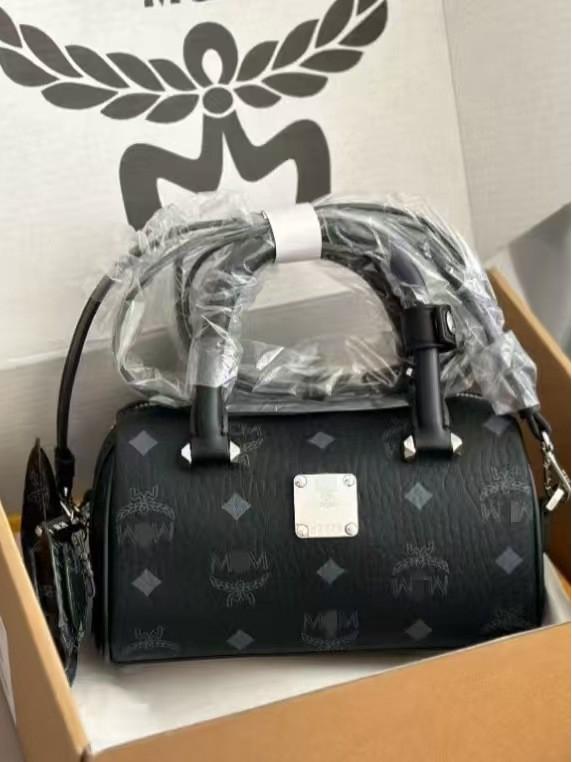 Women's 2024 Autumn/Winter Genuine Leather Boston Pillow Bag: Versatile Luxury Shoulder, Hand, and Crossbody Small Bag