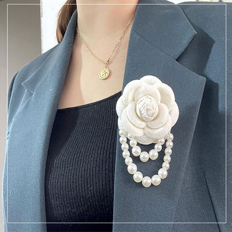 1Pcs French Leather Lapel Pin Corsage Bow Tie Accessory Black And White Plaid Bow Camellia Flower Pearl Tassel Brooch For Women