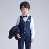 Hübscher dreiteiliger Anzug für Jungen mit Streifen