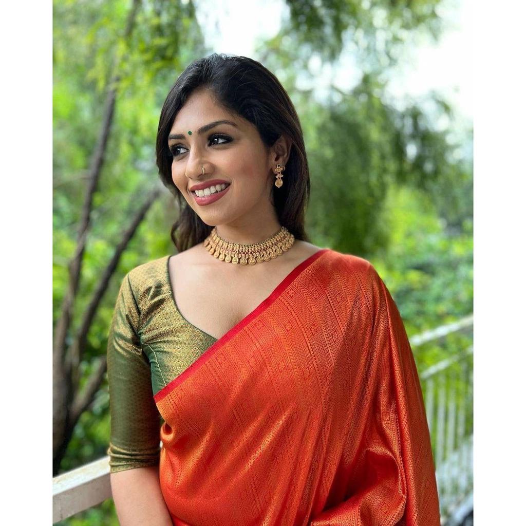 The ALMAARI store is adorned with beautiful Zari work in form of traditional motifs. This beautiful saree