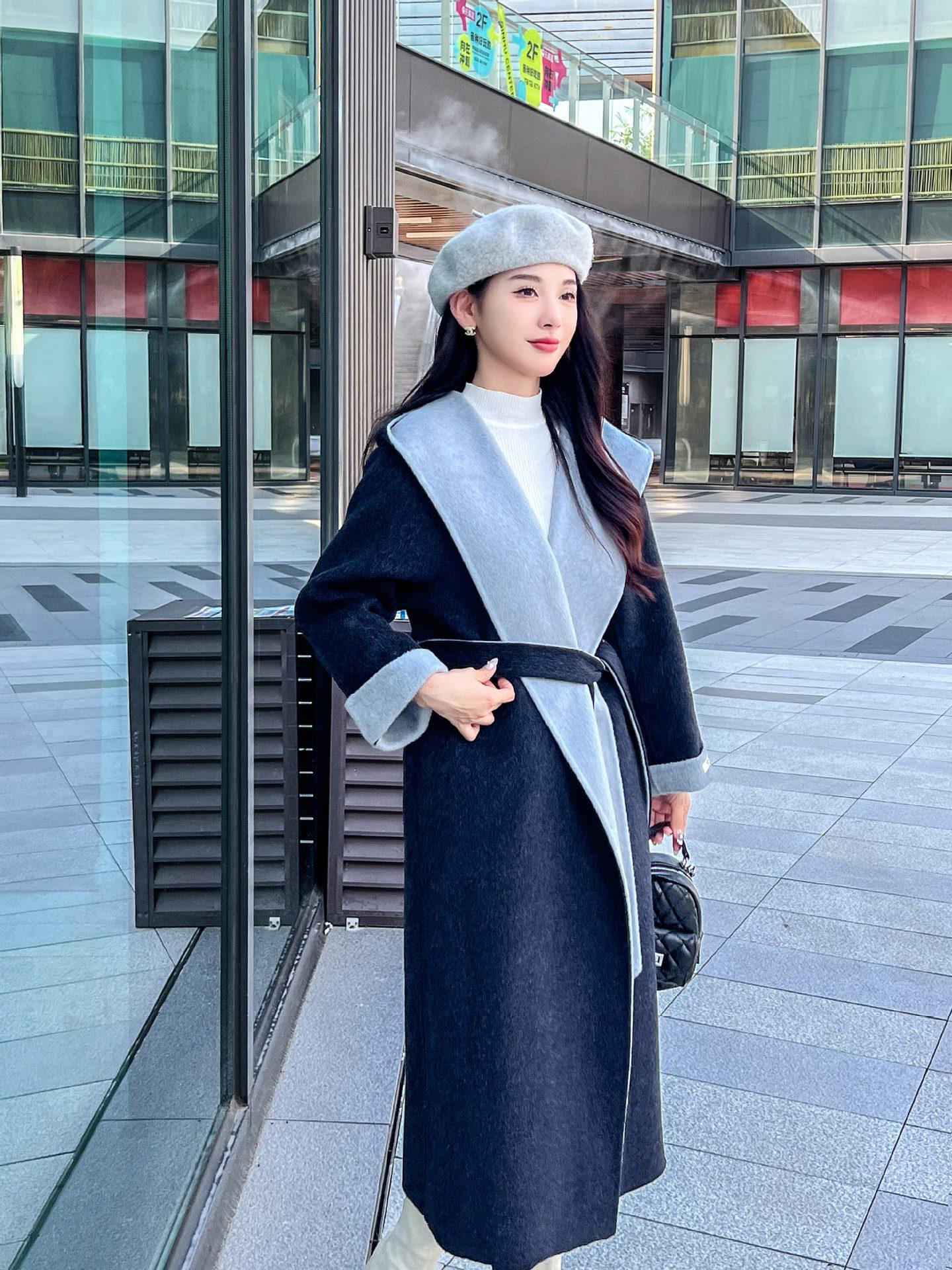 

Двухцветное шерстяное пальто с капюшоном на осень/зиму 2025 - Длинное, свободного кроя, в стиле халата с поясом