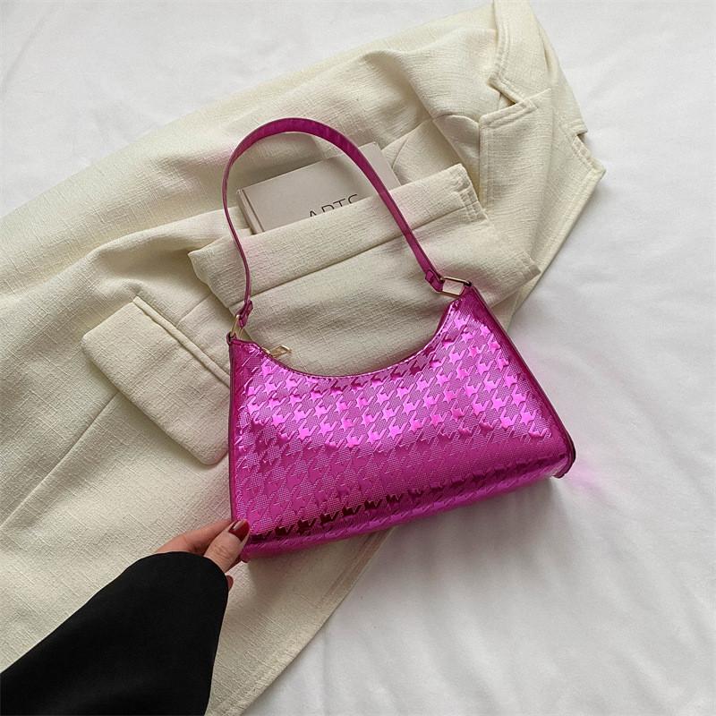 Современная сумка-багет среднего размера для женщин с мягкой структурой и функциональными внутренними карманами маджента