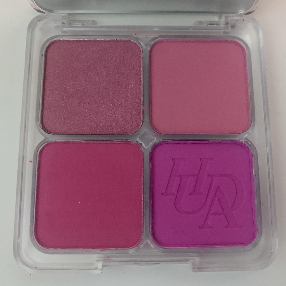 Huda Beauty Czterokolorowa Paleta Różów i Rozświetlaczy