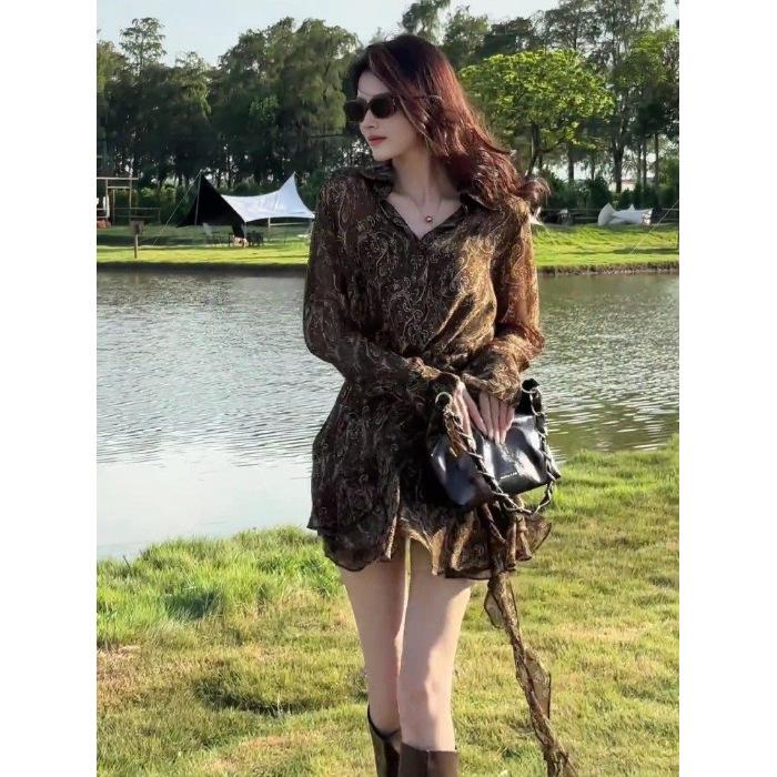 

Elegant Long-Sleeved Printed Dress - Perfect for Spring/Autumn Seaside Vacations. Medium