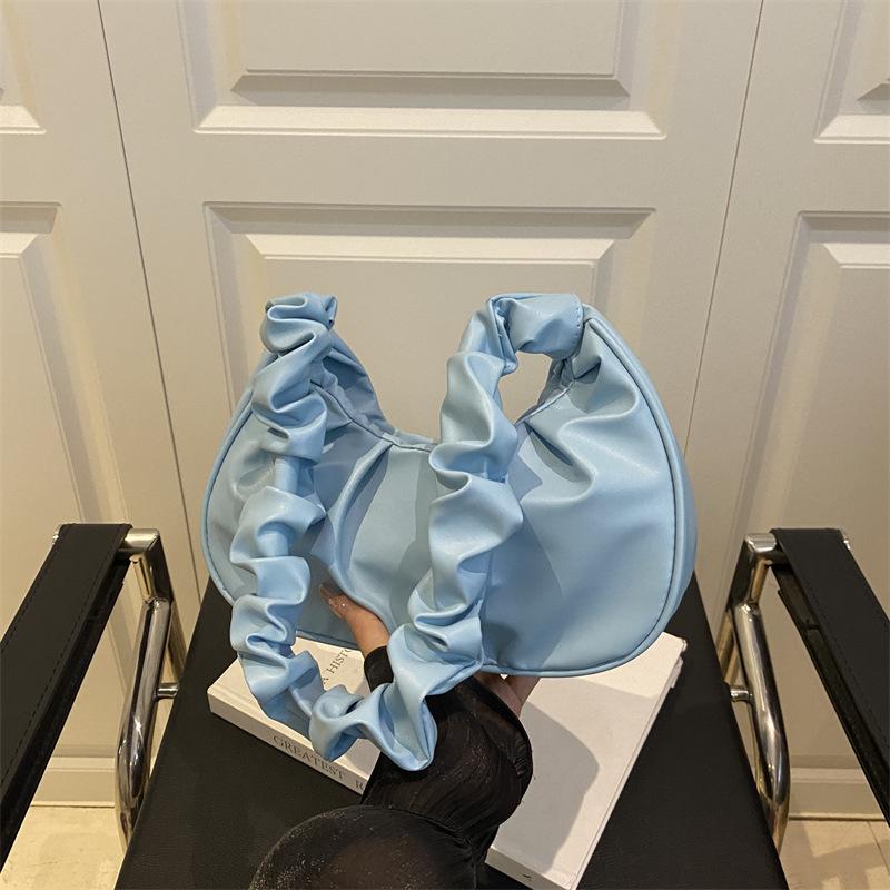 

Folded bag women s 2025 spring and summer new small fresh fashion handbag niche large-capacity shoulder bag cloud bag синий