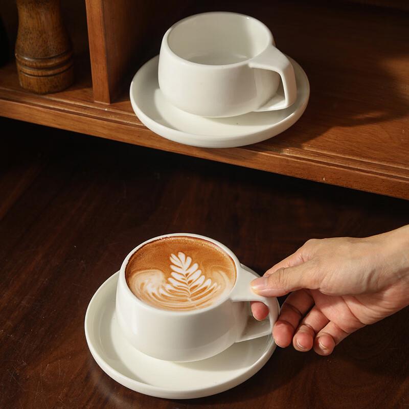 Set Simplu Cană de Cafea și Farfurioară din Ceramică Albă