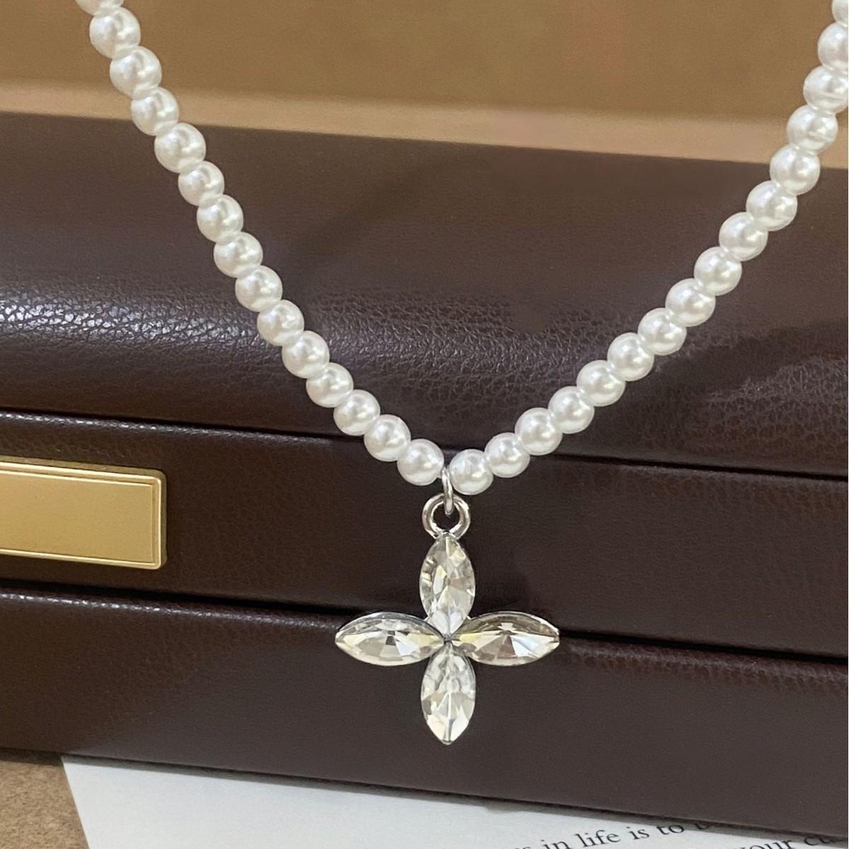 French Silver Rhinestone Flower Pendant Pearl Necklace - Elegant, Fashionable, Versatile Women s Clavicle Chain.