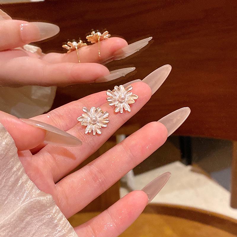 2025 Spring/Summer Floral Pearl Stud Earrings - Elegant Women's Light Luxury Edition