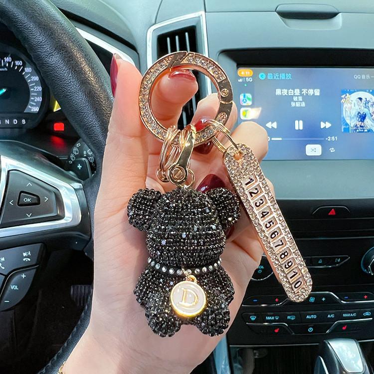 Portachiavi per Auto Orsetto Seduto Full Diamond alla Moda Selezione Alfabeto Creativa Targhetta Numero con Strass Decorativa Portachiavi Anti-smarrimento