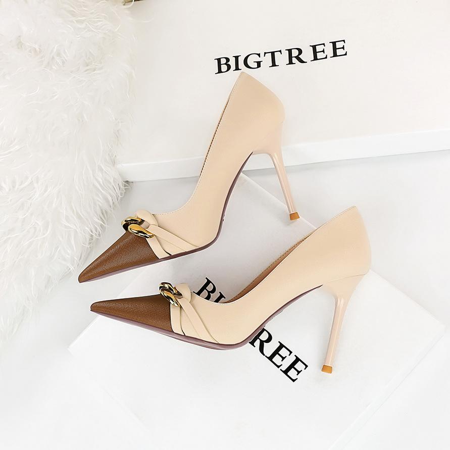 Banchet de damă cu tocuri înalte, tăiat lejer, blocaj de culoare, lanț metalic ascuțit, pantofi decorativi individuali