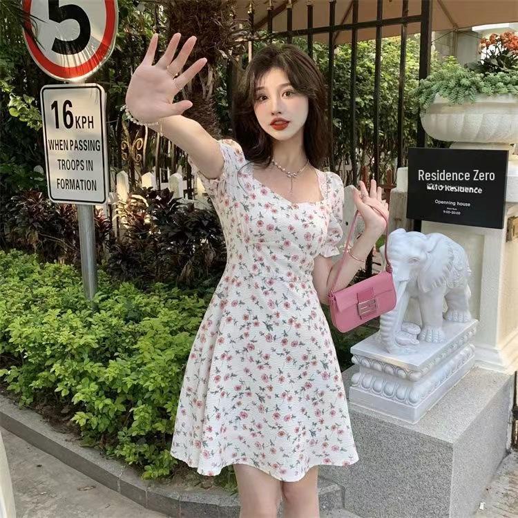 Elegantes Teekleid mit Blumenmuster: Französischer Stil, Kurzärmelig, Damenhaft, Mittellang mit schlanker Taille - Perfekt für Frühling und Sommer.