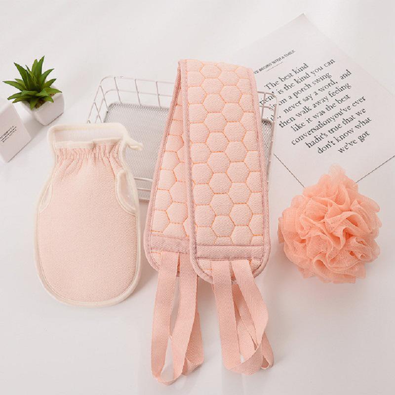 Dreiteiliges Badeset: Schlamm-Peeling- und Dekontaminationstücher mit Badekugel und langem Rückenwäscher.