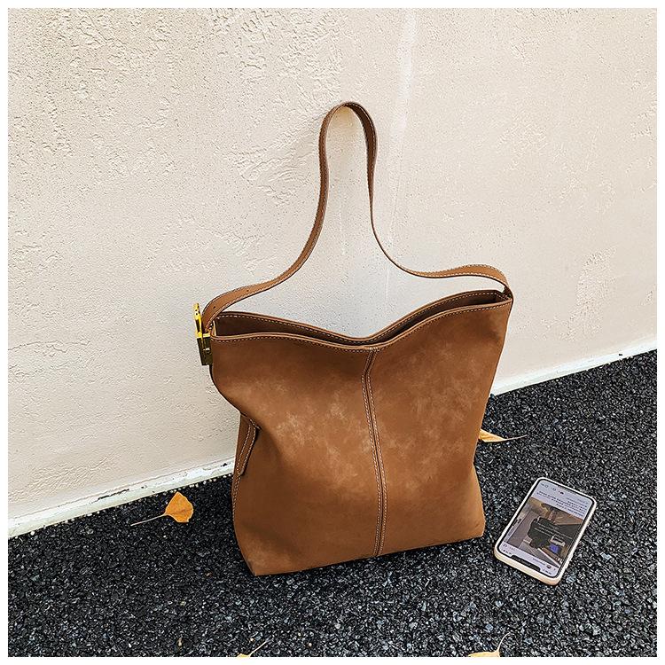 

Повседневная наплечная сумка женская новая 2025 модная трендовая высококлассная сумка для поездок большой вместимости темпераментная сумка-мессенджер тоут коричневый