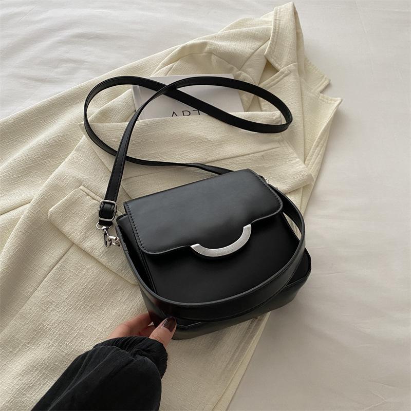 

2024 новый темпераментный модный дизайн одно плечо через плечо иностранный стиль однотонный ретро повседневная подмышечная текстура сумка через плечо чёрный