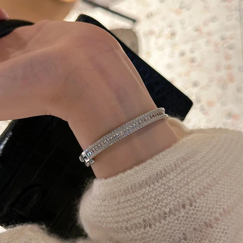 Zircon square geometric buckle bracelet fashionable simple light luxury high-end bracelet niche versatile cold wind jewelry