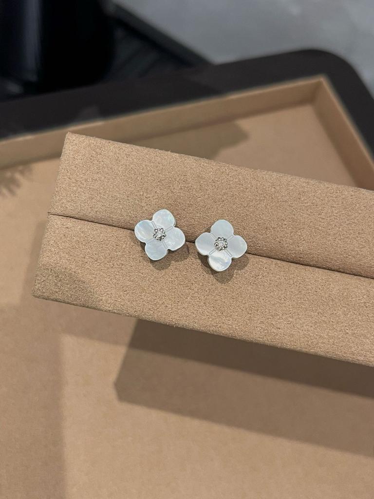 French Retro Four-Leaf Flower White Shell Fringed Necklace Five-Flower Bracelet Petal Temperament Premium Light Luxury Set