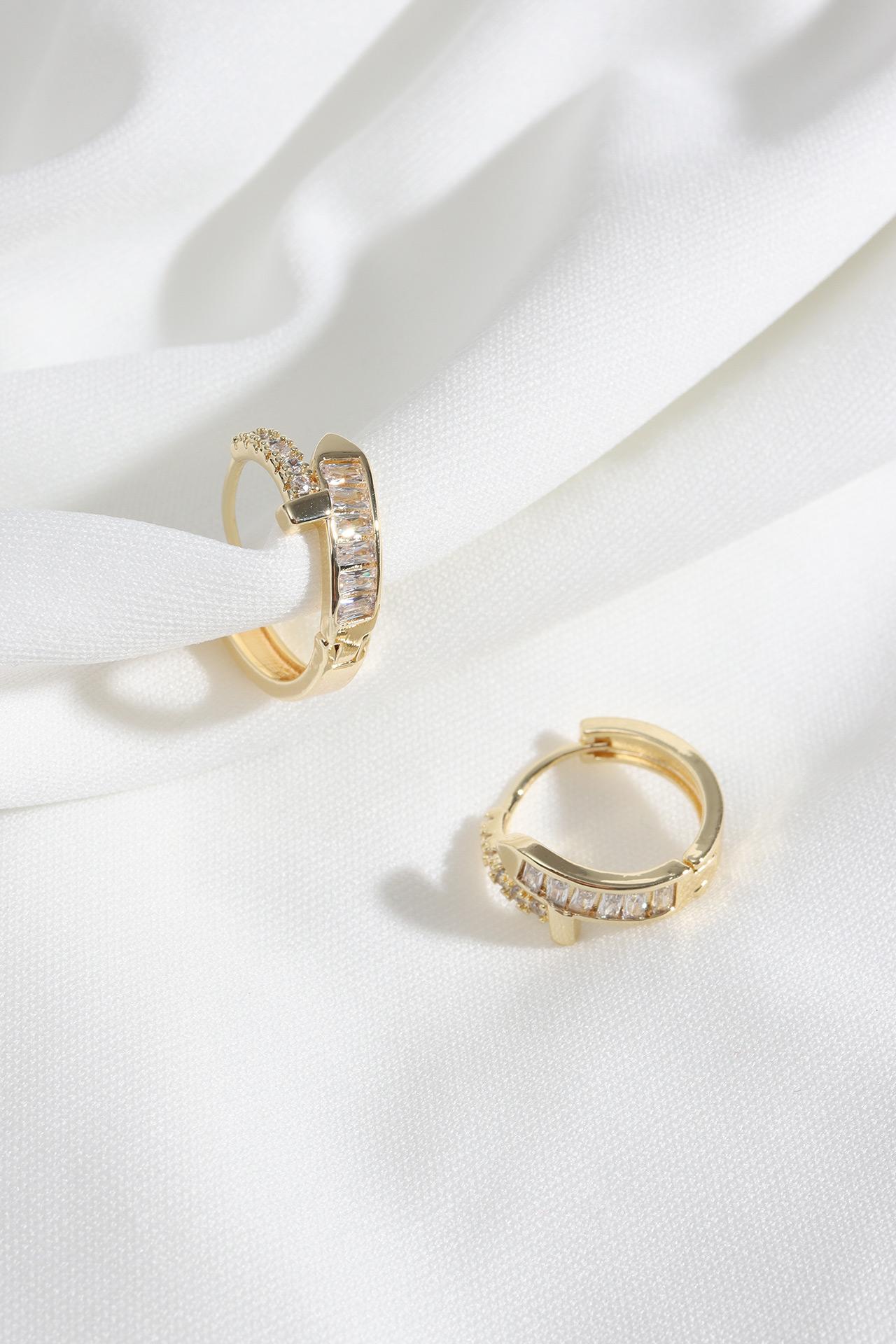 

Серьги-кольца золотистого цвета с камнями Baguette