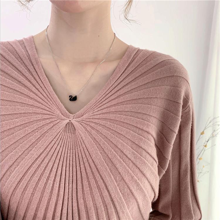 Długa wełniana sukienka za kolano 2023 nowy jesienno-zimowy ściągacz w pasie, dekolt w szpic, dzianinowy sweterek do kostki