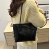 2025 Autumn and Winter New Trendy Niche Design Simple Contrasting Colors Large-capacity Tote Bag Women's Retro Portable Shoulder Bag