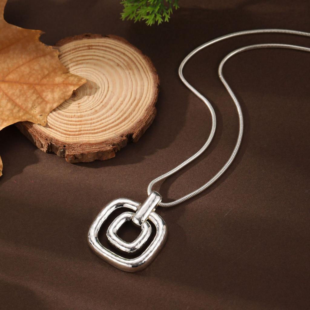 New hollow geometric square pendant, women's fashionable, simple and high-end hollow square neck necklace