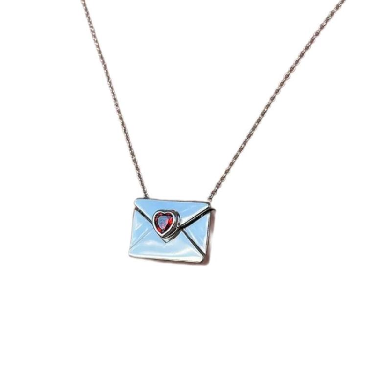 Beautifully Crafted Pendant Necklace Fashionable Neckchain Accessory for Women