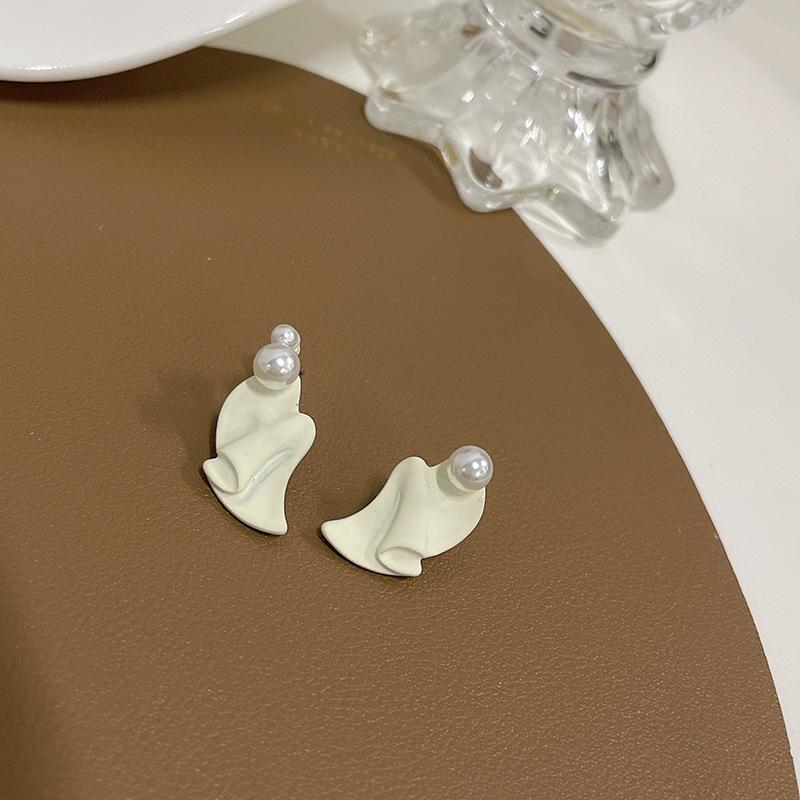 

S925 Silver Irregular Pearl Stud Earrings with Retro Pleated Design