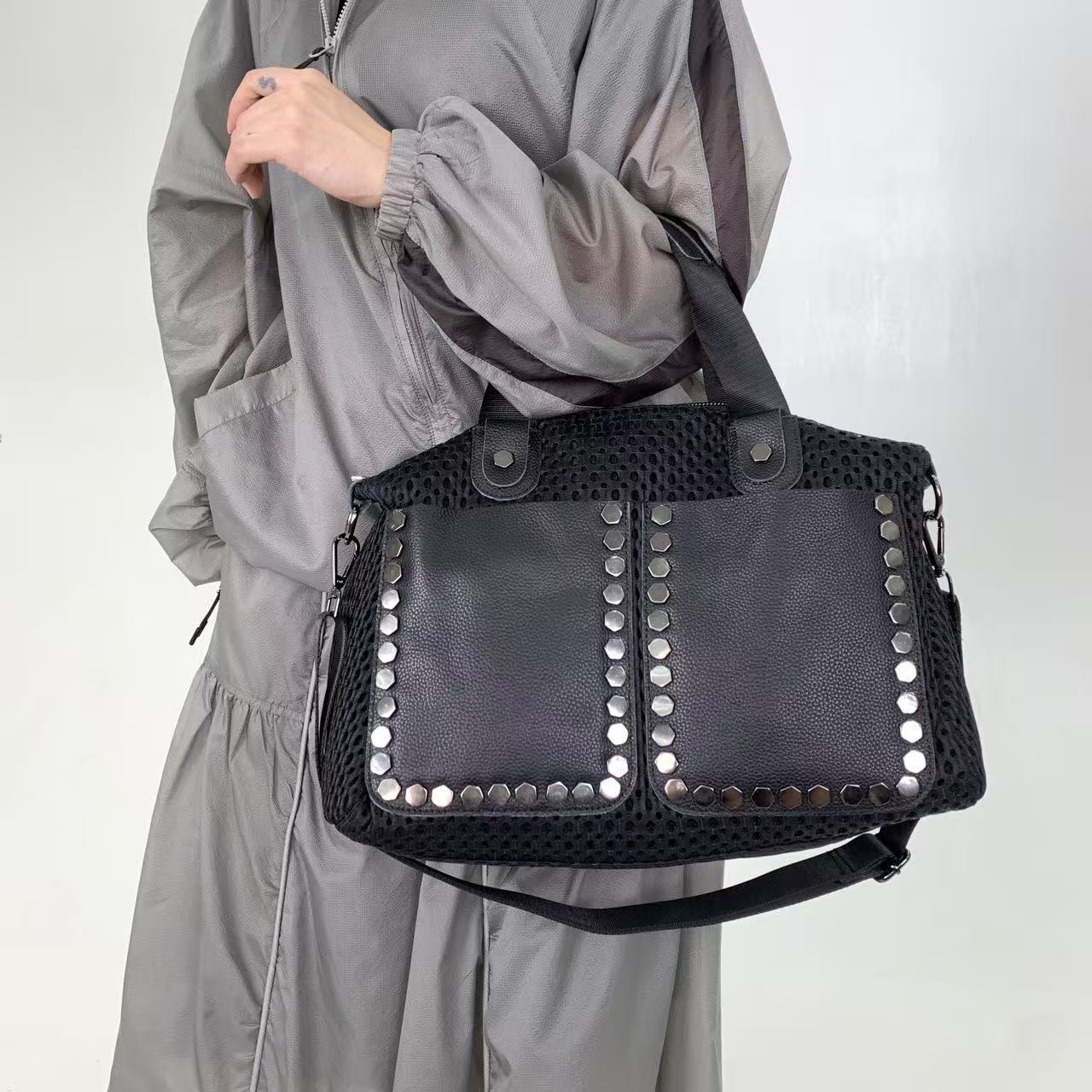 

Женская сетчатая кожаная сумка-мессенджер большого объема в ретро-стиле с заклепками чёрный