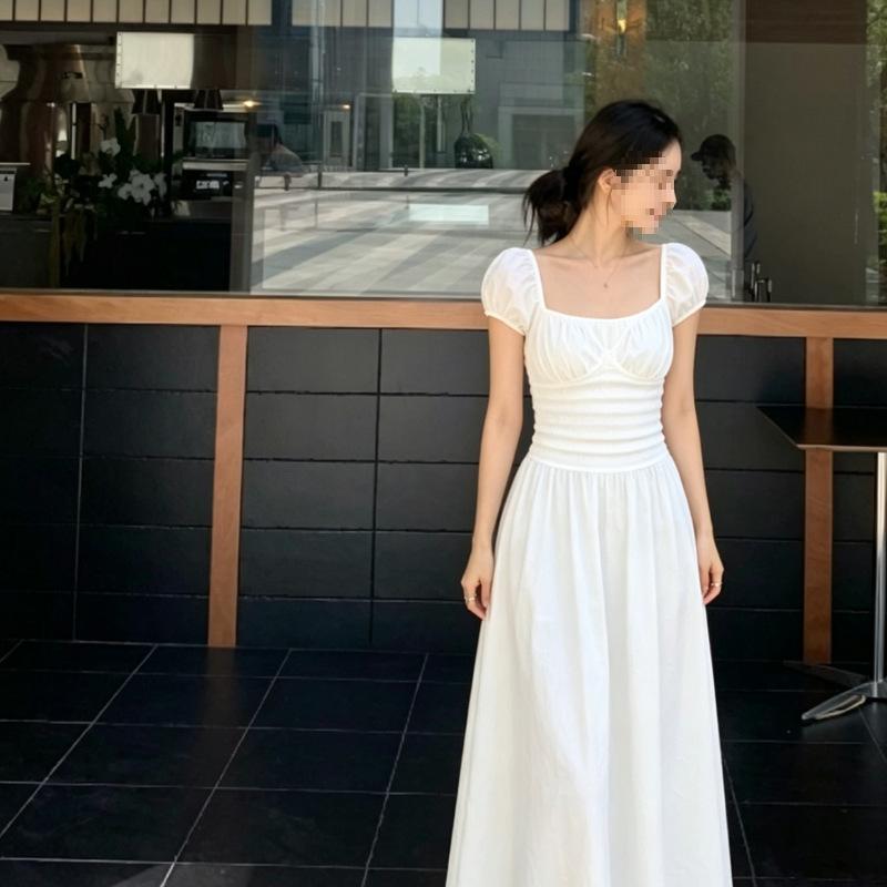 Sexy waist and thin long dress, new summer white pleated bubble sleeve backless dress is popular.