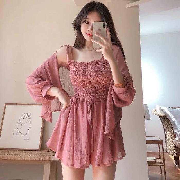 

Женский летний французский шифоновый костюм 2024: Однотонный кардиган на подтяжках и облегающий топ с шортами широкого кроя One Size