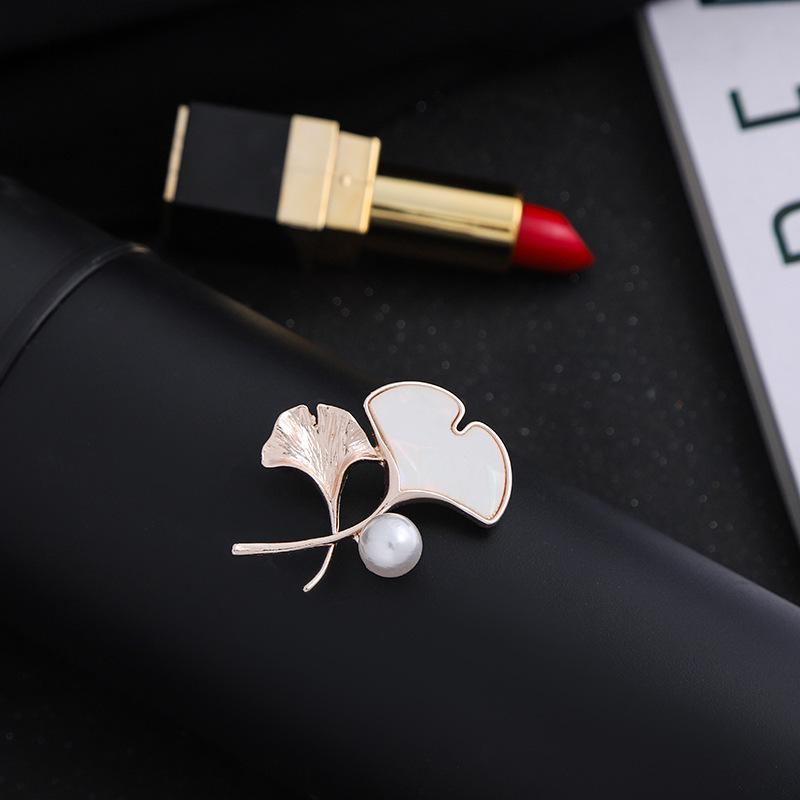 Luxury Animal-Themed Corsage: Elegant Holiday Gift for Women