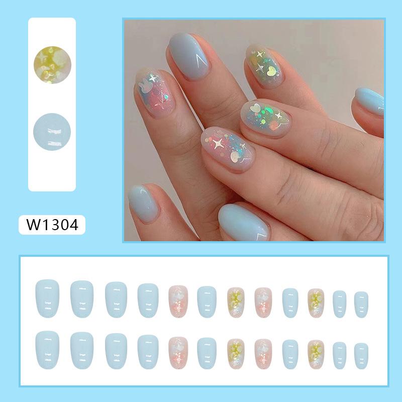 Овальные круглые ногти небесно-голубые с блестками и розовыми звездами, эффект размытия, накладные ногти