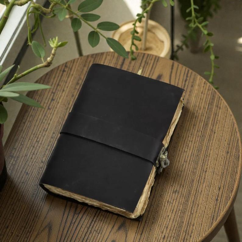 Diário de Couro Preto 5×7” | Diário de Papel Feito à Mão com Borda Irregular 200 Páginas | Caderno de Couro Vintage com Envolvimento | Caderno de Viagem para Escrita e Desenho