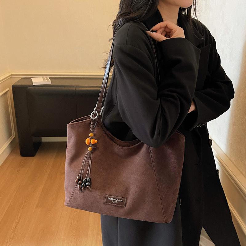 

Large capacity casual temperament commuter tote bag 2025 versatile women s fashion trendy retro shoulder bag explosion high sense темно-коричневого