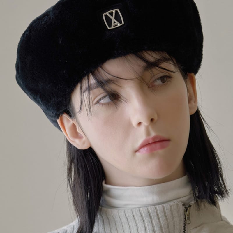 

VARZAR VA Квадратный берет из меха с шипами_2 цвета black