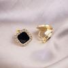 Brincos de pressão triangulares elegantes para orelhas não furadas - Versáteis e com um toque de luxo leve para o uso diário.