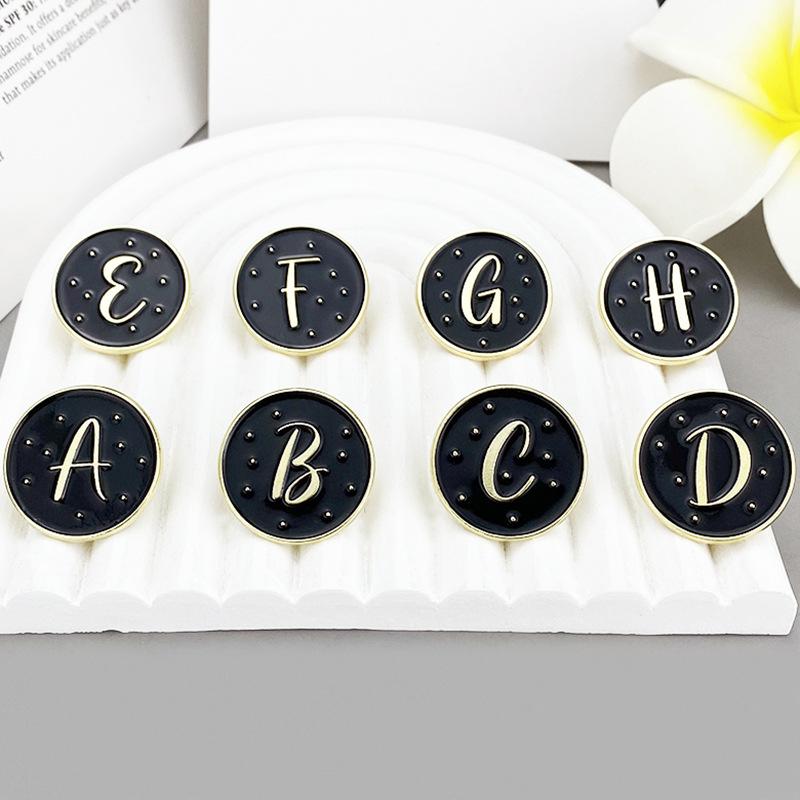 A-Z 26 Letters Initial Brooch Women English Alphabet Brooch Pin Round Badge Corsage Unisex Collar Jewelry Clothes Bag Decor Gift