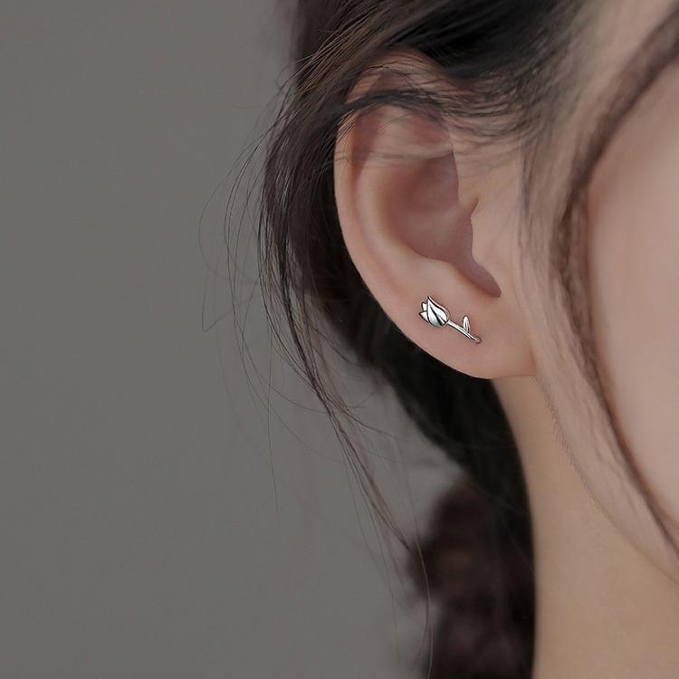 2024 Trend: Silver Needle Tulip Light Luxury Stud Earrings for Women – Comfortable for Sleeping