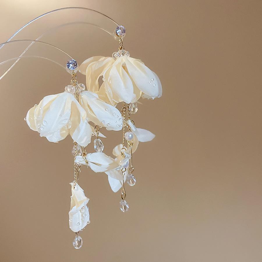 Orecchini Pendenti Lunghi con Nappa Fiori Perline di Vetro Imitazione Perla Tessuto Colorato Hyperbole per Donna Rame Placcato Oro Reale
