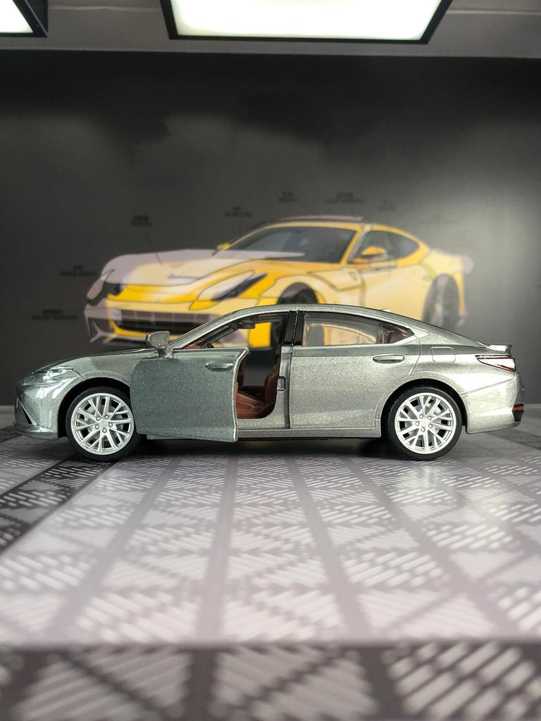 CCA 1:35 Lexus ES300h Model Car, Zinc Alloy Metal Decoration, Collectible Gift Car