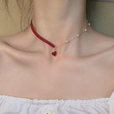 Asymmetrische Halskette mit rotem Lint-Anhänger, dünner Kette und Herzanhänger