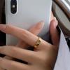 Evropský minimalistický zlatý titanový oční prsten s smaragdově zeleným diamantem pro ženy