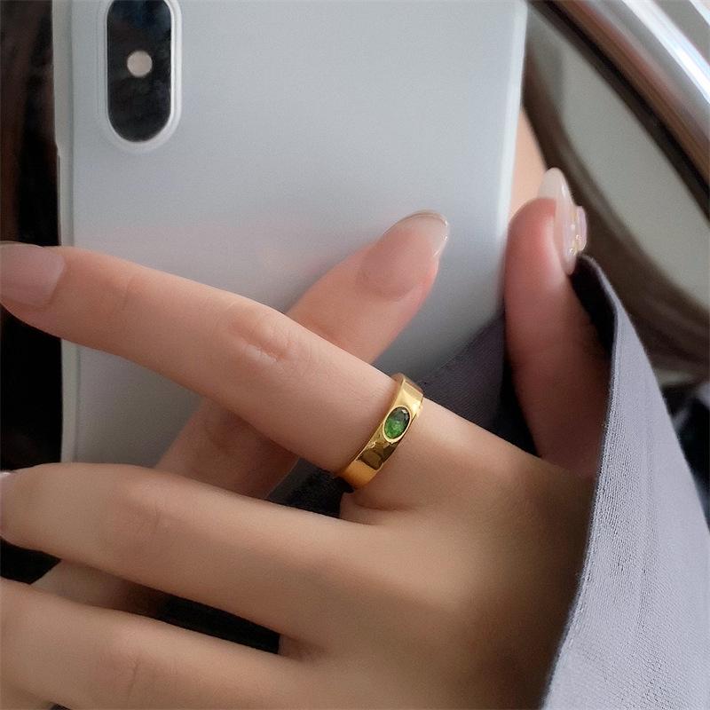 Evropský minimalistický zlatý titanový oční prsten s smaragdově zeleným diamantem pro ženy