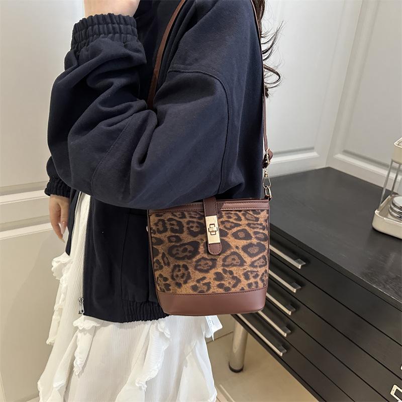 This Year's Popular Fashion Leopard Print Bag Women's 2025 New Spring Foreign Trend Messenger Bag Fashionable New Bucket Bag