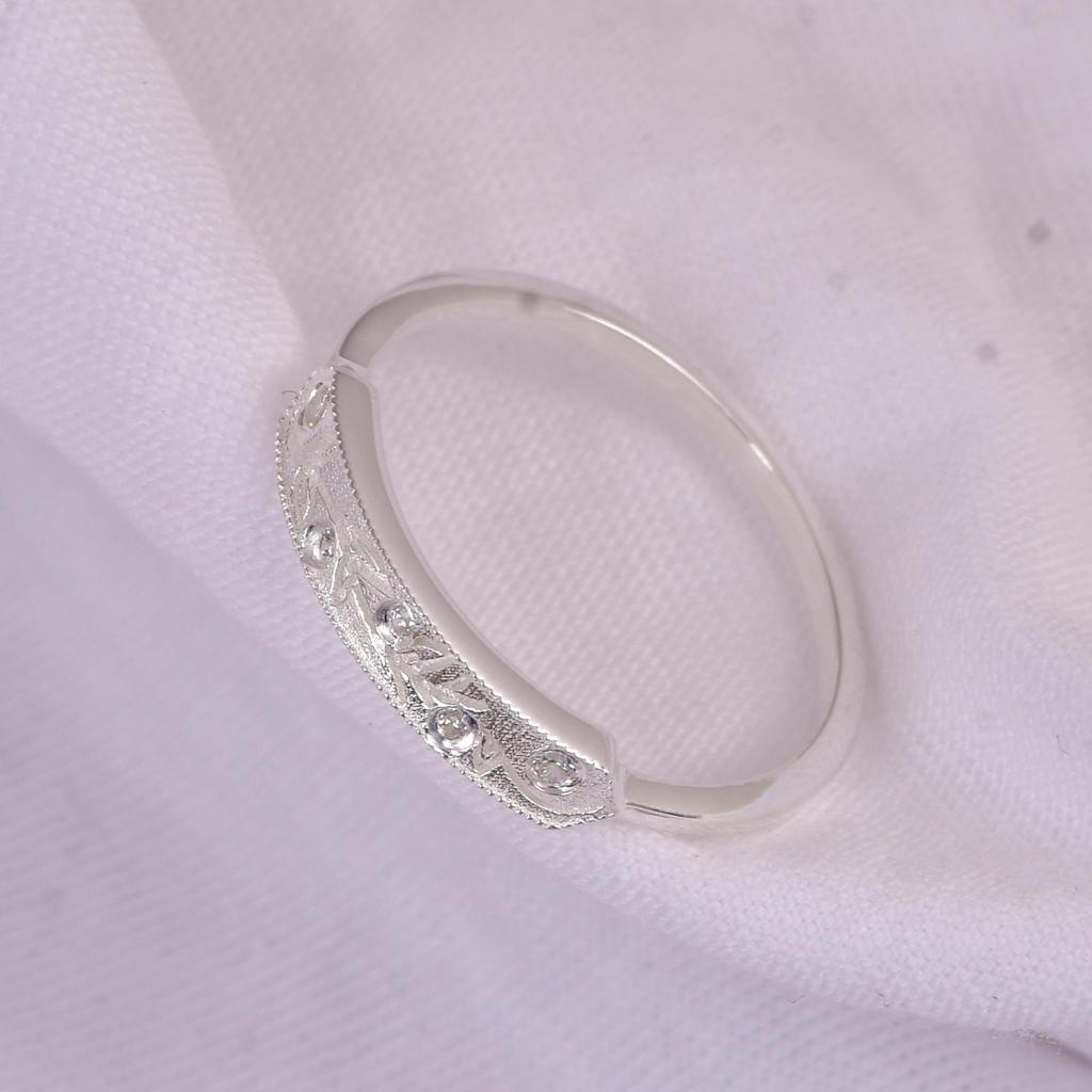Minimalist Silver Leaf Ring with Cubic Zirconia, Dainty Nature Inspired Band, CZ Stackable Ring, Everyday Jewelry, Gift for Her.