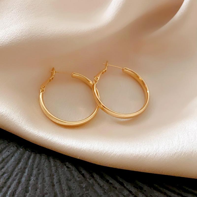 

Silver needle round plain ring earrings European and American simple geometric earrings niche high-end fashion earrings women