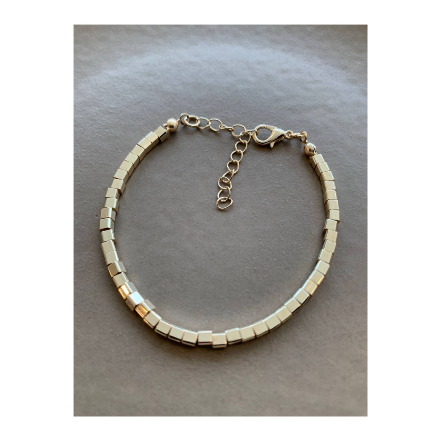 

Браслет из золотых кубиков